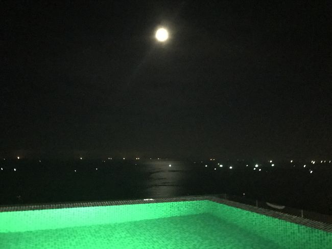 最後の夜も、月が綺麗。<br />建設中のホテルがいくつかあって、これから更に発展を遂げていくのかなという感じの街並みでした。