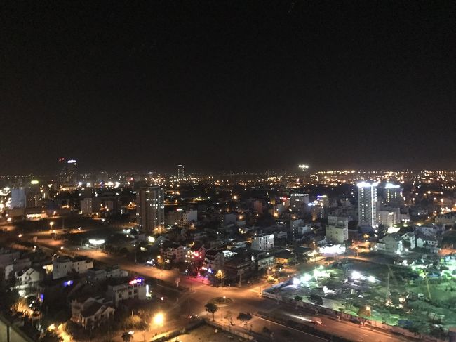 最後の夜は、またルーフトップバーでお酒をいただく。夜景も、なかなか綺麗。