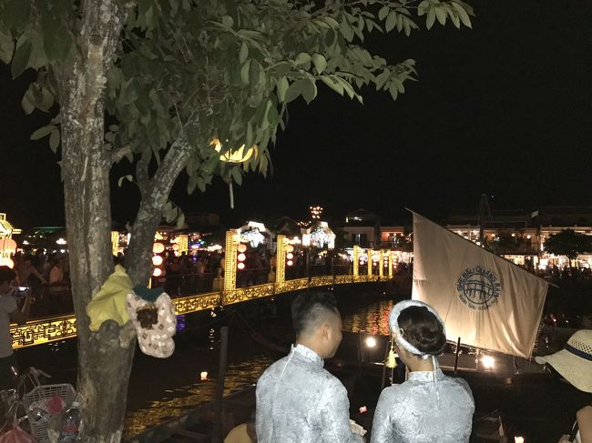 この橋を渡って対岸へ。