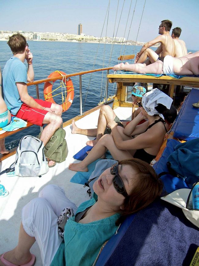 帆船のデッキは屋根が無いので日影は貴重です。