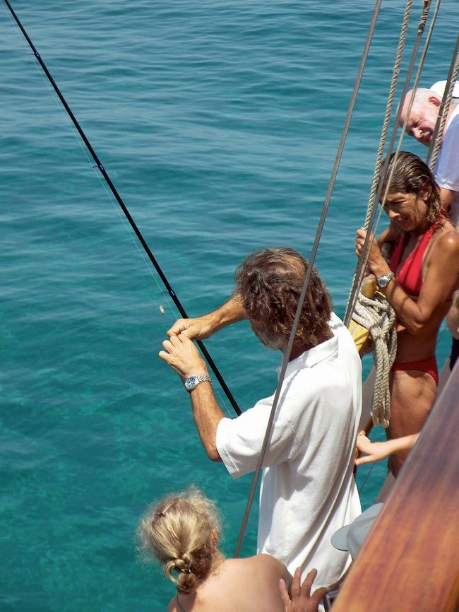 ゴゾ島へ向かう途中でスタッフによるフィッシングが始まりました。