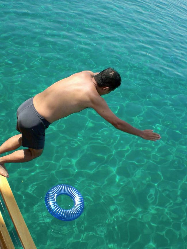 浮き輪の大きさで海面までの距離が分かると思います。大体５メートルくらいはあったと思います。ここはカッコよく頭から飛び込みます。以前ベトナムのハロン湾で海水浴した時に、デッキから飛び込んだら海底の岩に手が届いて怖い思いをしたことがあります。