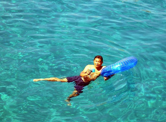 地中海のど真ん中での海水浴です。最高以外の何物でもありません。