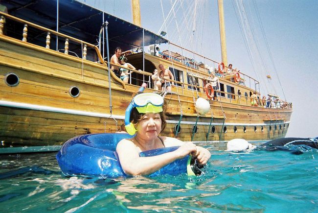 珍しく妻も水の中に入ってきました。一応マスクとシュノーケルを借りて来たみたいです。