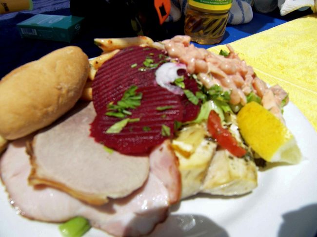 お昼も炎天下のデッキでいただきます。基本的には先日の３島クルーズと同じようなメニューです。