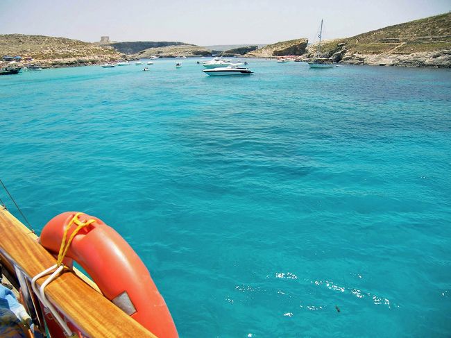 食事時はコミノ島まで移動してブルーラグーンの沖合に停泊します。