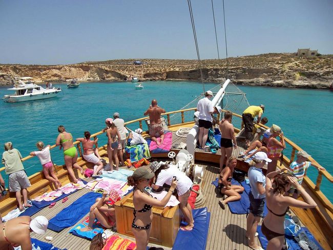 デッキでみなさん思い思いに楽しんでいます。