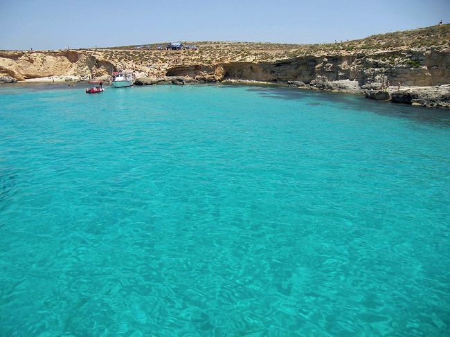 沖合に停泊してしているとモーターボートがやってきます。別料金でクルーズが楽しめるのですが、前回の旅で楽しかったので参加することにします。