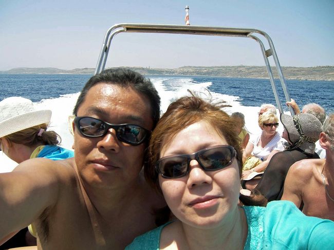 モーターボートで洞窟巡りに行きます。ものすごいスピードなので楽しいのですが妻は嫌いなようです。タイの各地でスピードボートをチャーターした時もカンボジアのトンレサップ湖のカンポンクリアンやベトナムのチャム島でも嫌がって、呪いのような言葉をささやかれました。