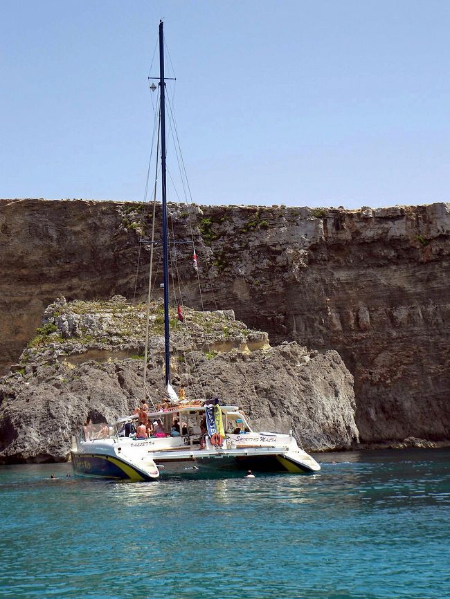 こんなカタマランもチャーター出来るのでしょうか？グループでチャーターしたら楽しいでしょうね。