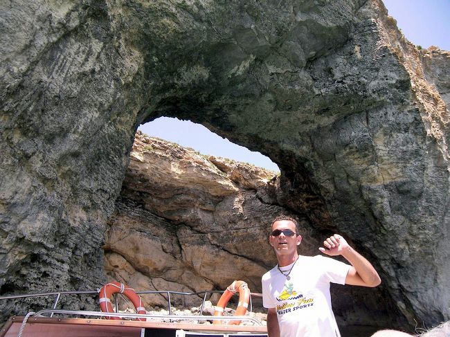 穴の形がオーストラリアの形に似ているって説明しているところです。オーストラリア人が「オオッ！」と言っていたので似ているのでしょう。