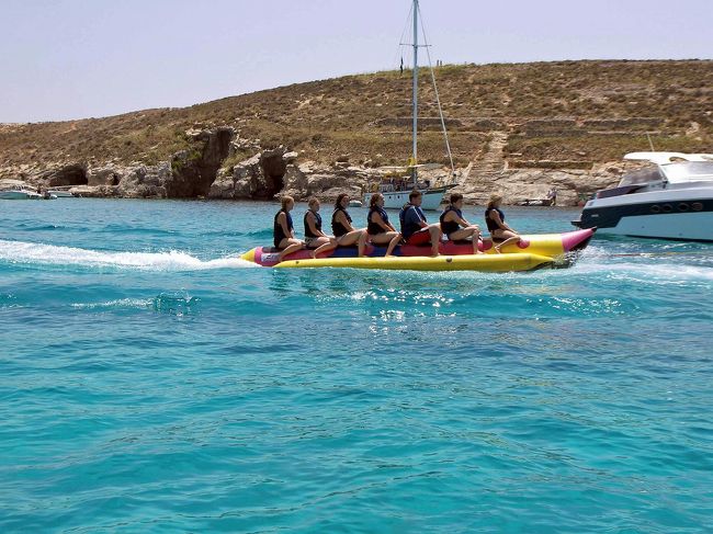 女の子のグループが「キャアキャア」叫びながらバナナボートで通り過ぎていきます。