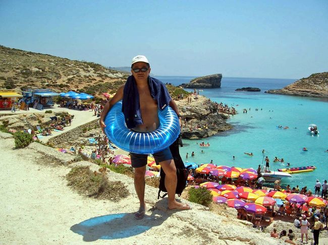 ブルーラグーンに停泊して、2時間くらいの自由時間があります。先日の空いている小さな入り江に向かいます。