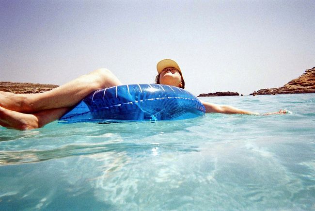 水深は2メートルくらいで、そこは砂地なので安心して泳いでいられます。