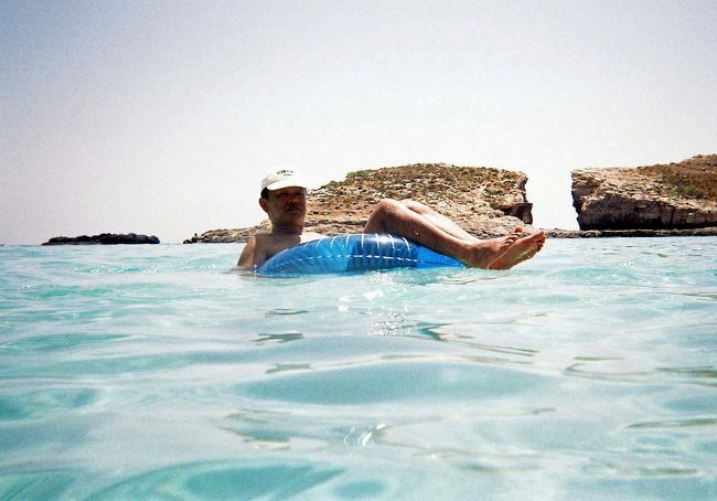 地中海のど真ん中ですが、岩で囲まれた入り江なので水温はとても高いです。温水プール並みの暖かさです。