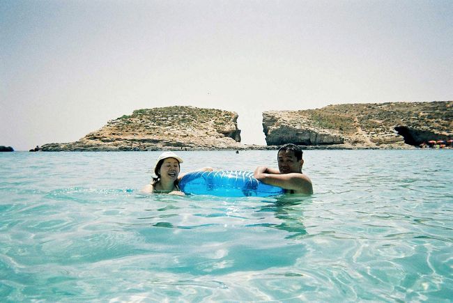 割れた岩の向こう側はマルタ島とゴゾ島のフェリー航路になっています。