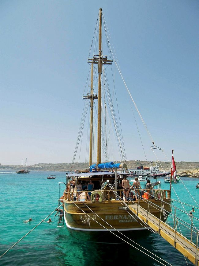 帆船からでないでデッキで休んでいる人も多かったようです。船からは階段が降ろされ水中へ降りることも出来ます。