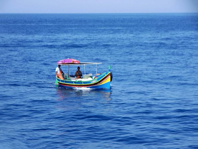 青い海にカラフルなルッツが映えます。マルタ島の漁船はとてもきれいです。