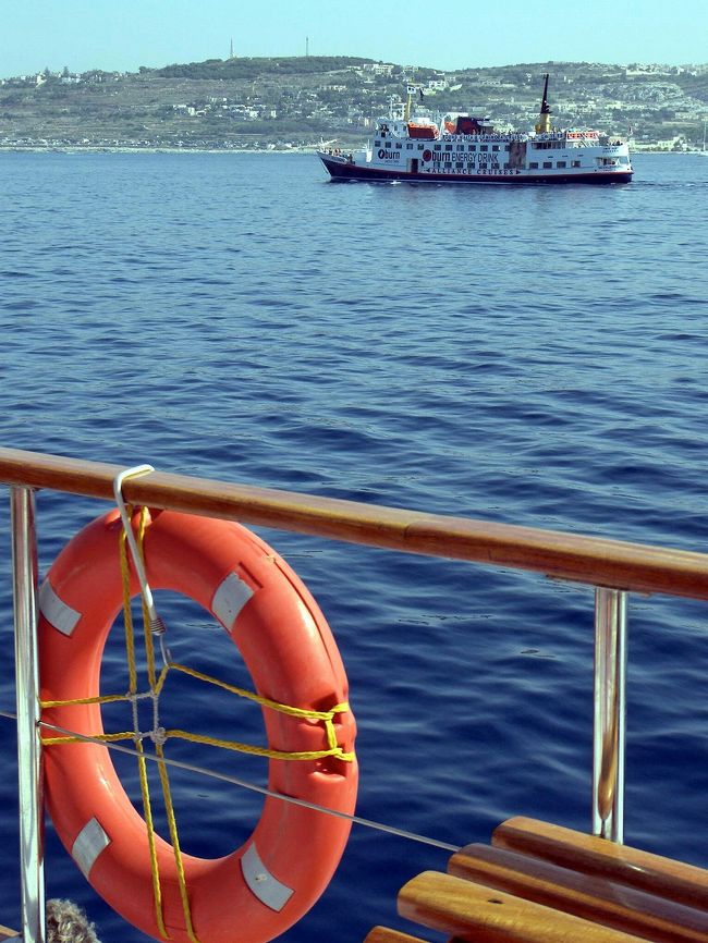 キャプテンモルガンクルーズ以外にも観光船が運航していました。かなりの大型船のようです。