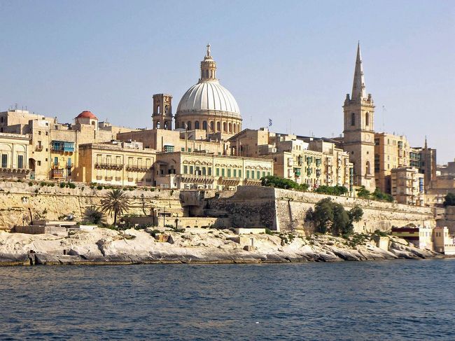 夕方の焼けるような日差しがマルタストーンの旧市街の建物に当たって蜂蜜色に輝いています。