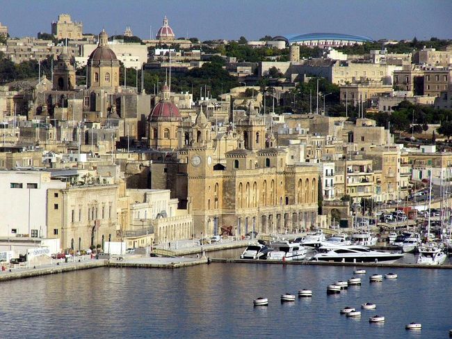 この日は送迎のバンでホテルに戻り、部屋のテラスで一休みしました。ホテルはヴァレッタの岬の右側なので、午後は日陰になります。