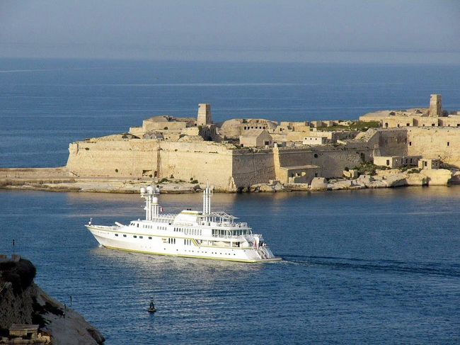 何となく三島由紀夫の「午後の曳航」という小説の題名を思い出しました。