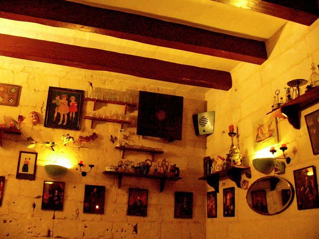 石造りの壁に可愛らしいディスプレイの店でした。まるで昔のマルタの生活空間に迷い込んだようです。