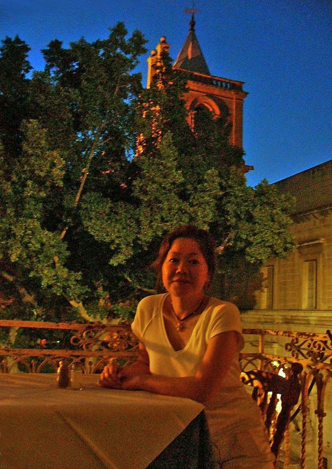 テラスが気持ちいいです。窓からは大聖堂の鐘楼が望めます。