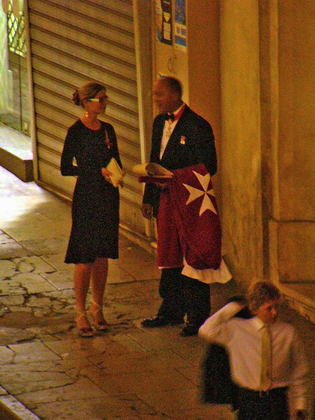 街の辻々に正装した人達がいます。腕にはマルタ十字のローブでしょうか？どこでなにが行われるのかは分かりませんでした。