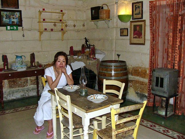 レストランの中は民族博物館のようです。