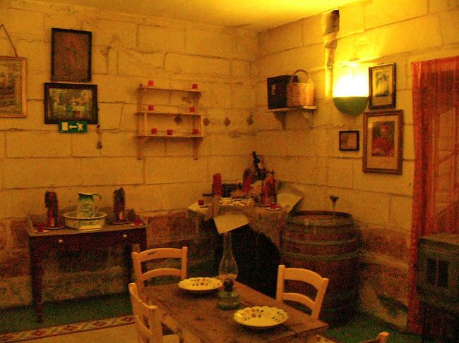 夜のヴァレッタの旧市街のレストランはほとんど地元の人しかいないような雰囲気でした。ホテルも少ないので、観光客相手の店はスリーマーあたりに集中しています。