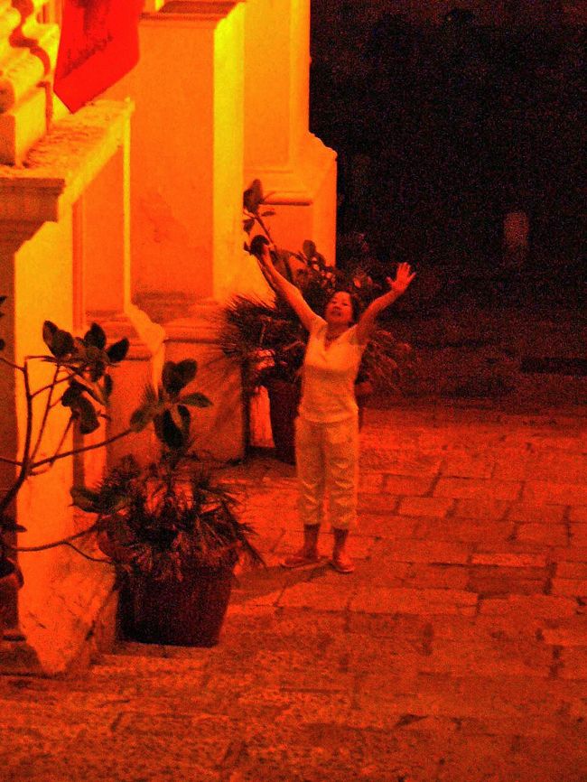 店の角の階段を下りていくとホテルはすぐそばです。