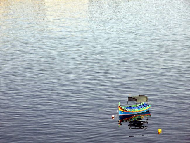この日は朝から風もなく暑くなりそうな予感がしました。マルタで発症した咳喘息のせいで、妻は1日お休みすることになりました。甥と2人で国立考古学博物館を見学してからハジャーイム神殿(Hagar Qim Temple)とムナイドラ神殿(Mnajdra Temple)に行くことにしました。その後はブルーグロットまで足を延ばします。