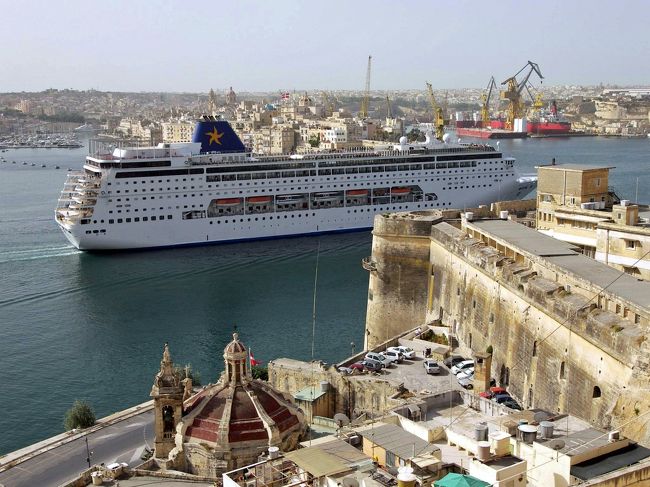 この日入港してきたクルーズ船はアジアからインド洋を渡り、紅海からスエズ運河を旅してきたスタークルーズの船でした。