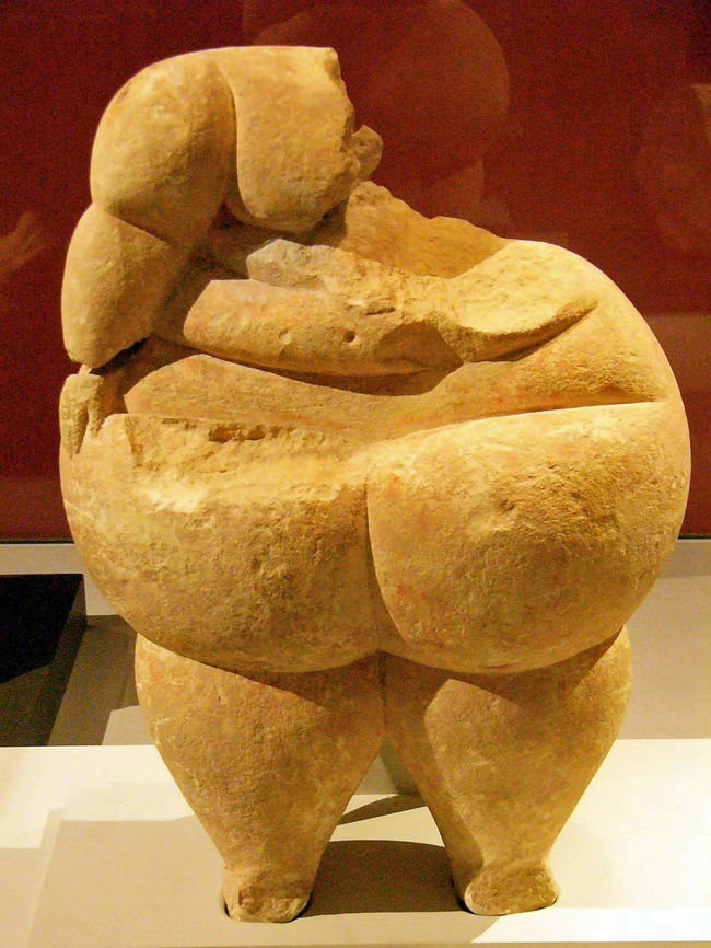通称マルタのビーナスと呼ばれる古代の女性女神像は豊かな身体つきのものが多いのですが、特にマルタでは巨大で印象的な体形の像が多く、当時の美意識を感じさせます。マルタに伝わる伝説では、こうした巨女が巨石を運んで神殿を造ったと言われます。