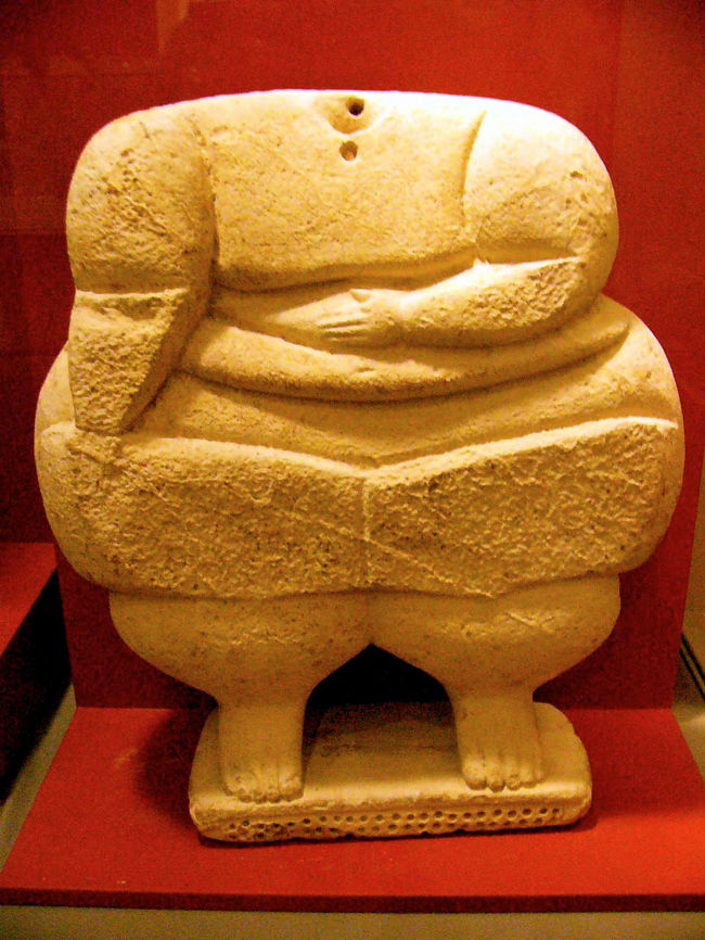 ヴァレッタの旧市街にある「国立考古学博物館」の見学から始めます。博物館は1565 年のマルタ包囲戦の後でバレッタに築かれた最初の建物の 1つ、オーベルジュ・ド・プロヴァンスの中にあるので建物も見逃せません。マルタの巨石神殿で最古のものはゴゾ島のジュガンティーヤ神殿で、紀元前3600年前に築かれました。これはエジプトの大ピラミッドより1000年ほど古く、驚異的な古代建造物です。