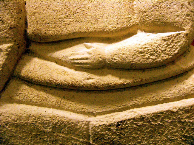 お腹に添えられた左手に恥じらいを感じました。