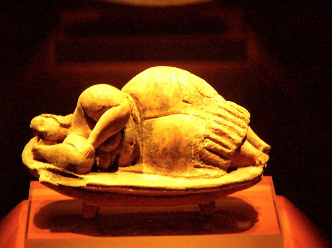 博物館の至宝は通称スリーピングレディです。洗練された曲線で構成されており、マルタの古代芸術の最高傑作と呼ばれます。この女神像はハイポジューム地下神殿から発見されたもので、なぜ横たわっているかについては諸説あります。これもミステリーですが、なんか家の居間で見慣れた形でもあります。