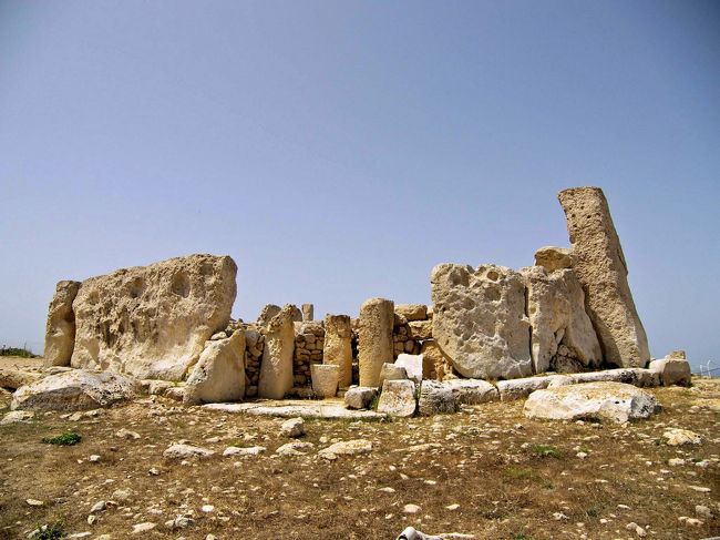 ハジャーイム神殿は周囲に比較する物が無いので大きさが分かりにくいのですが、巨大な岩の塊です。柔らかいグロビゲリナ石で建造されているため、近年風化が進んでしまったため、現在は神殿は巨大なテントで覆われているのである意味貴重な写真かもしれません。