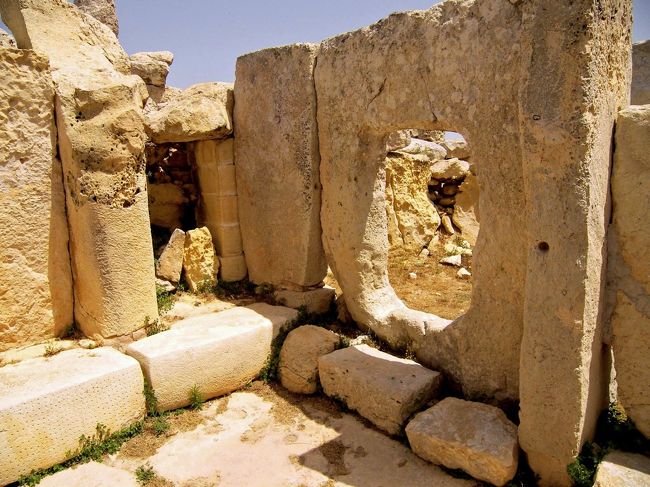 岩のパネルに開けられた開口部など石工の技術も高かったのだと分かります。