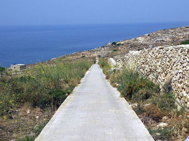 次のムナイドラ神殿(Mnajdra Temple)への下り坂です。ここですれ違った観光客に前日の日本の敗戦「残念だったね。」と声を掛けられます。2006年のワールドカップは残念でした。