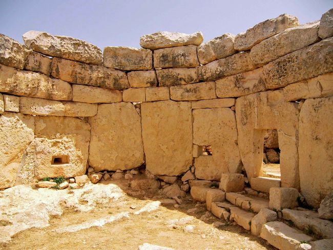 ハジャーイム神殿の石とは違ったライムストーンで構成されているので、保存状態はこちらの方が良いそうです。