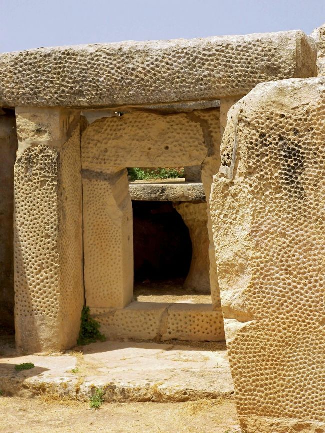 大洋がほとんど真上にあるので、影が真直ぐ下に出来ています。そして気温は40℃を越えていると感じられます。
