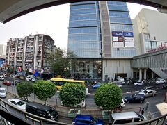 【ボージョーアウンサンマーケット徘徊】

目の前には、ジャンクション・シティ・モール（パンパシフィック・ヤンゴン・ホテル）があり.....