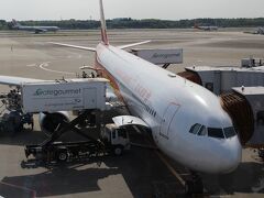 飛行時間4時間弱で無事成田へ到着。
昼間の明るい時間に帰国できるのは良かったです。

GW最終日前日ということもあって、成田は大混雑で、到着口は今までで一番人が多かったと思います。
テレビカメラが何台もいました。

次は夏休みの最終週辺りの、娘の夏期講習が終わったタイミングで短期間ですがどこかに行こうと計画中です。
来年は小6で受験に向けて旅行どころではないと思いますので、本当の一区切りになるかと思っています。