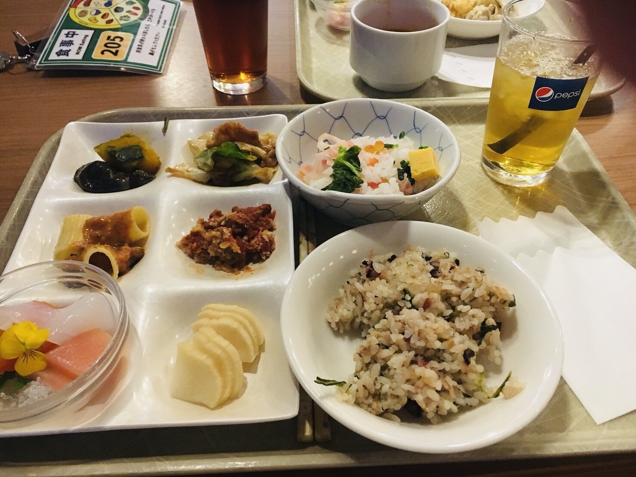 暗くなる前にホテルに到着！
朝から長い一日でした(^^♪

２日目の夕食は、昨日のおかずと同じものは一つもなく全く違うので、ついつい食べ過ぎちゃいます！特に美味しかったのが、白エビの天ぷら(#^.^#)
料理長さんが揚げたてを出してくれて、人気あるからすぐに無くなっちゃう…
「白エビ揚がりましたよ～」って聞こえると、娘と入れ替わりおかわりもらいに行ってました(*'ω'*)

お風呂は男湯と女湯が昨日と入れ替わっていて、また違う感じで温泉も楽しめました(#^.^#)

9：00～金曜ロードショーでディズニーの「アラジン」やるので、それまでにお風呂出てゴロゴロして観ます♪
観てたら途中で寝ていたけど、とても充実した一日でした(*^▽^*)

明日は雨予報…
旅行３日目はどうなるかな？？？