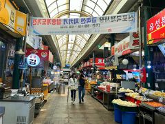 商店街を見つけました。
新浦国際市場(シンポクッチェシジャン)と呼ばれる市場です。
市場好きにはたまりません、この雰囲気。