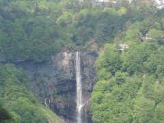 ロープウェイを利用して上まで

中禅寺湖と華厳の滝が良く見える。
その間のクレーンは現在「リッツカールトン日光」建設中なり！