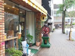 モーニングお目当てのお店はこちら「やまもと喫茶」さん。
梅の木庵（町家）から歩いて5分ほどです。
https://tabelog.com/kyoto/A2601/A260201/26018288/