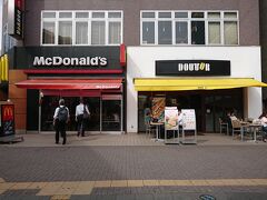 【マクドナルド】新横浜駅前店、【ドトールコーヒー】新横浜駅前店の
写真。

大通りの環状2号線沿いを歩いていきます。
